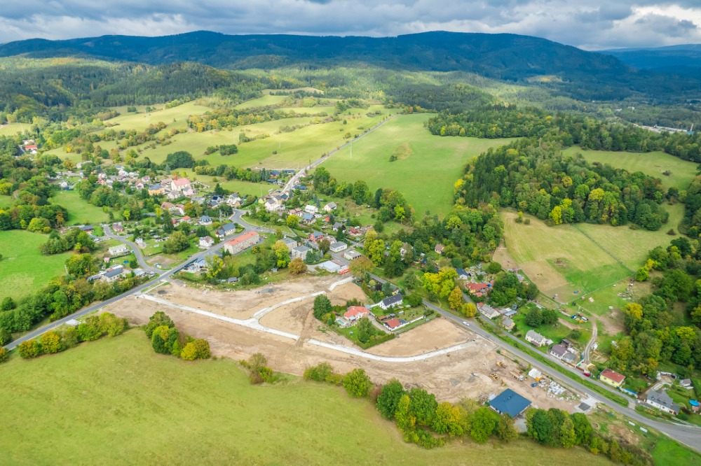 Letecký pohled na rozparcelované stavební pozemky v Děpoltovicích u Karlových Varů.