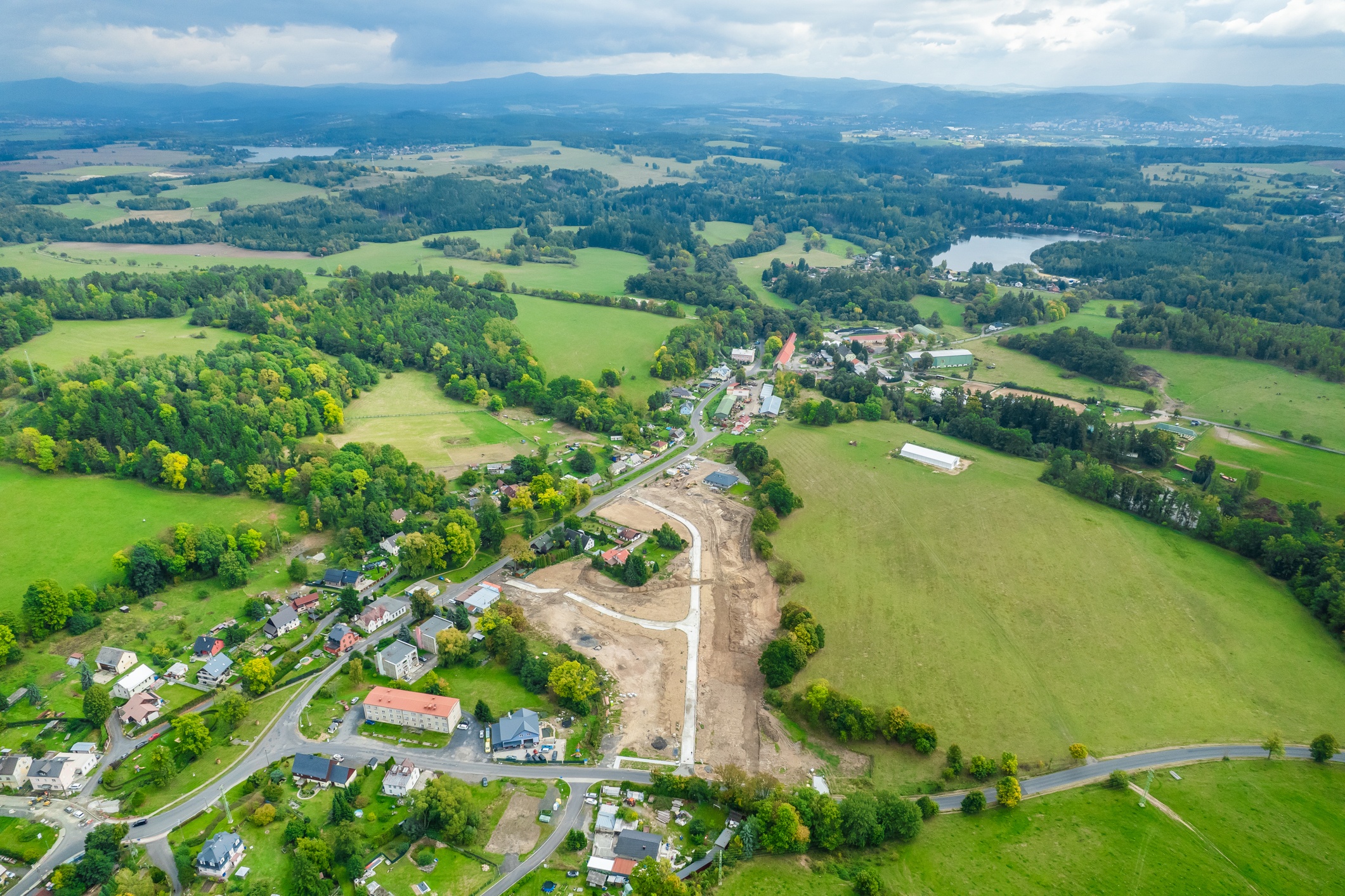 Letecký pohled na umístění stavebních pozemků v obci Dalovice