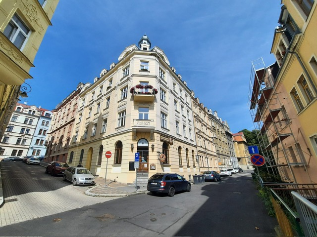 Bytový dům s restaurací v části Petřín, Karlovy Vary – pohled z ulice.