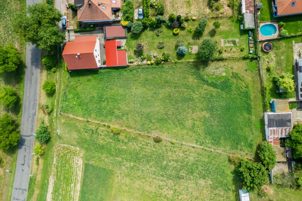 Letecký pohled na stavební pozemek 1645 m² v Bechlíne, určený k výstavbě rodinného domu.