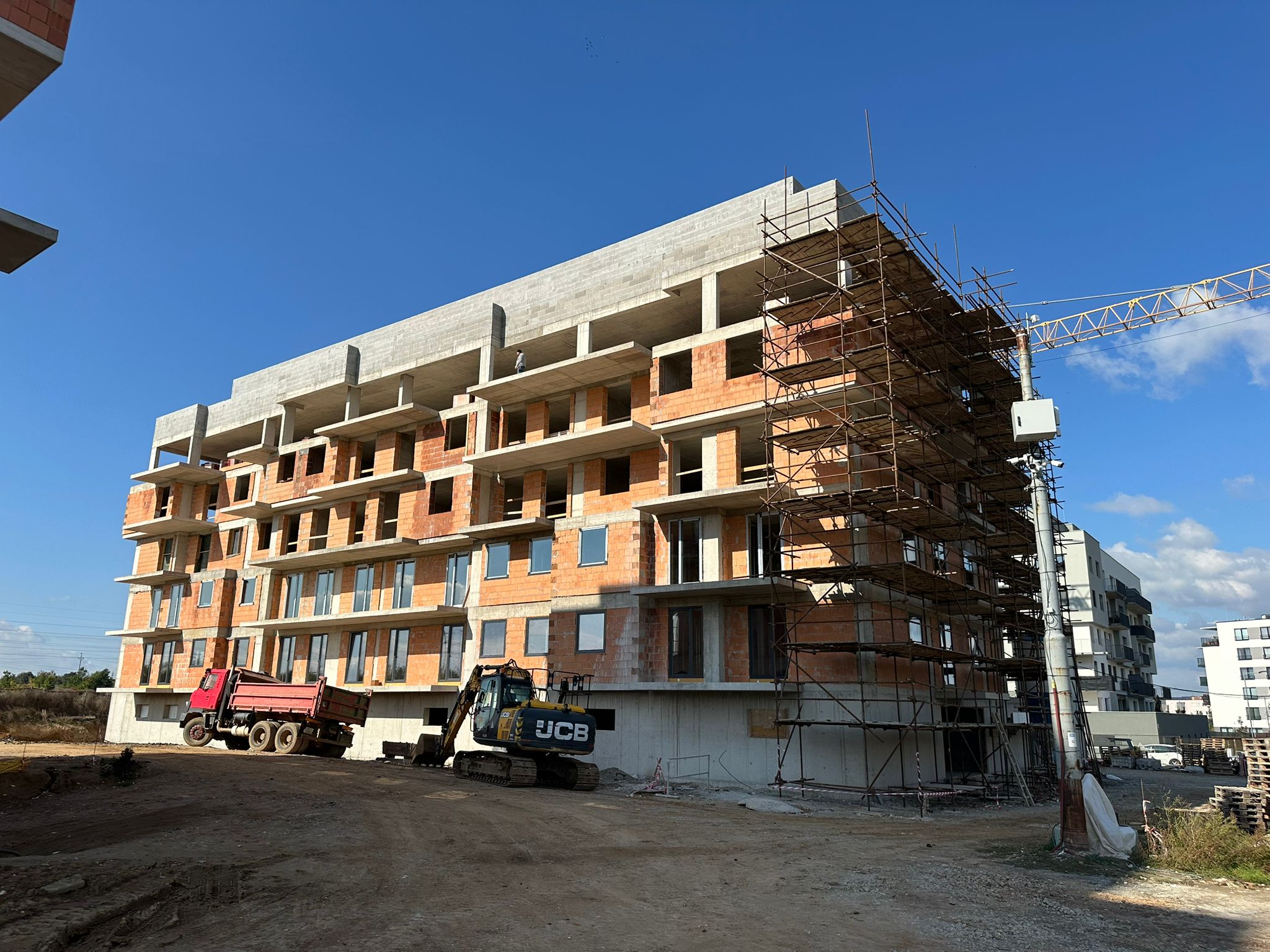 Pokročilá hrubá stavba velkého bytového domu v lokalitě Plzeň,  Nové Skvrňany