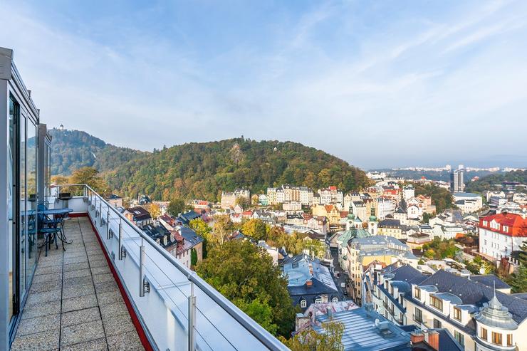 Výhled z teras bytu 4+kk do srdce lázeňského města Karlovy Vary